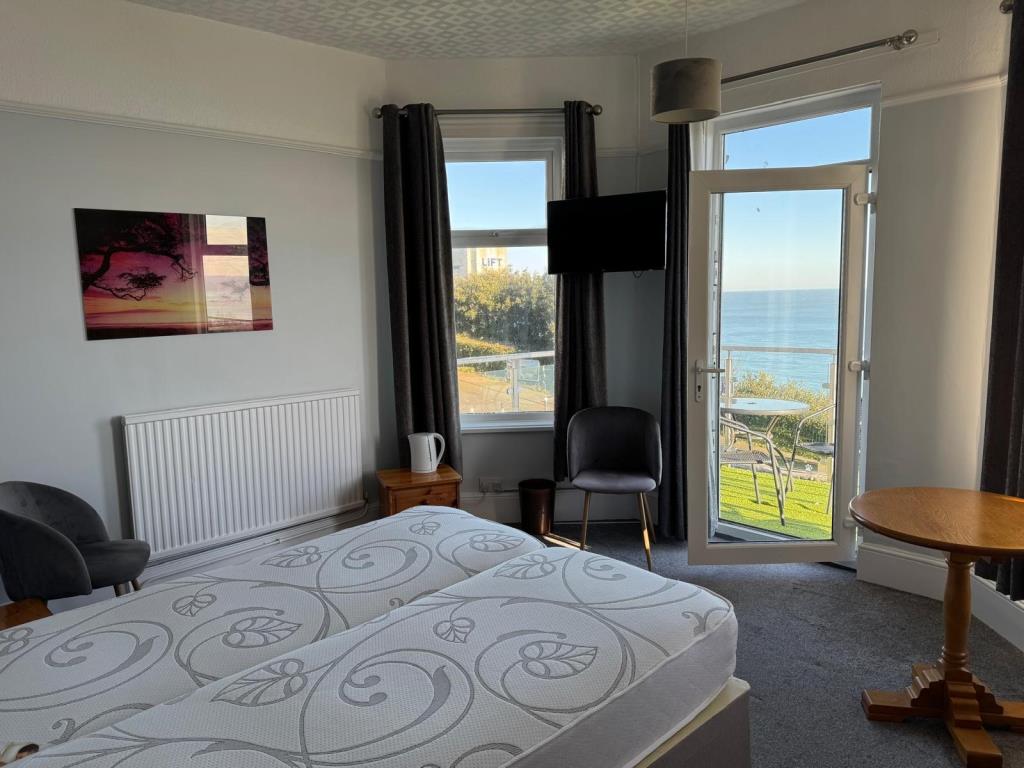 Lot: 89 - FREEHOLD CLIFF TOP HOTEL WITH TWENTY EN-SUITE GUEST ROOMS AND STUNNING VIEWS - Looking out from one of the bedrooms